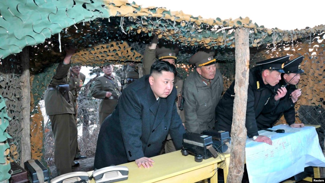 2013年3月25日朝鲜领导人金正恩观看朝鲜人民军军事演习
