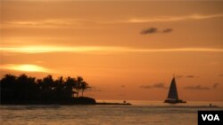 La caída del sol vista desde el Muelle Mallory Square, en Key West, ofrece una esplendorosa explosión de colores sobre las aguas del Golfo de México