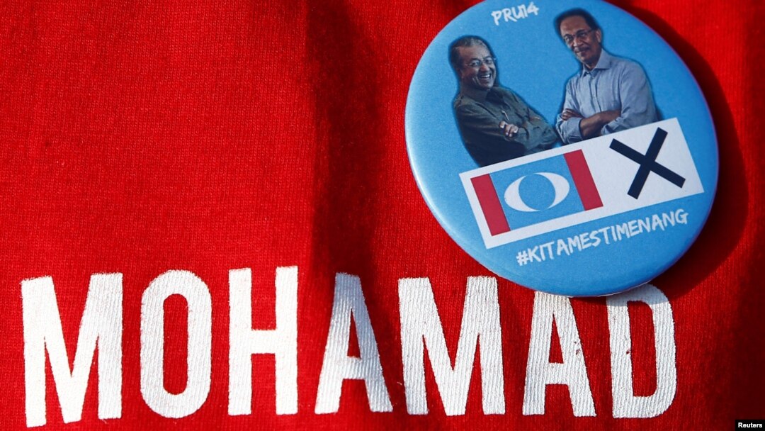 Lencana bergambar mantan Perdana Menteri Malaysia Mahathir Mohamad dan mantan Wakil Perdana Menteri Anwar Ibrahim yang dikenakan seorang pendukung pada hari nominasi di Langkawi, Malaysia, 28 April 2018.