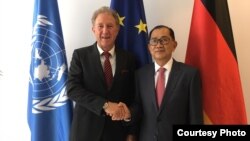 Norbert Barthle, Parliamentary Secretary of State with the German Federal Minister for Economic Cooperation and Development, and Chhieng Yanara, Minister attached to Prime Minister Hun Sen, in Berlin, Germany, May 5, 2019. (Courtesy of German Embassy)