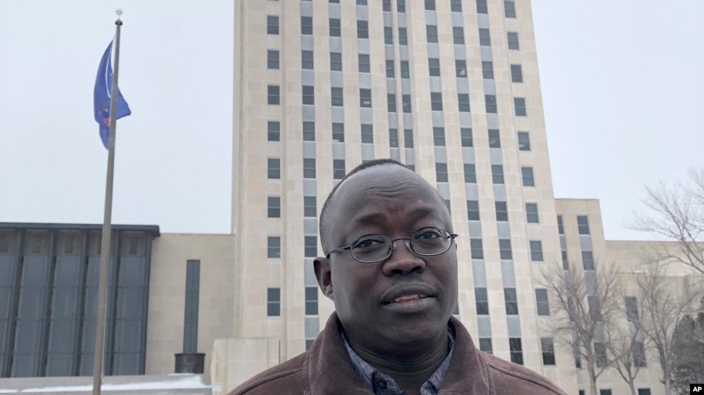 Ông Reuben Panchol, di dân người Sudan, hình chụp ngày 6/12/2019, tại Quốc hội bang North Dakota ở Bismarck. 
