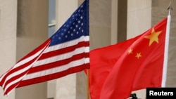 지난 2018년 11월 미-중 국방장관 회담이 열린 워싱턴 인근 알링턴 국방부 청사에 미국 성조기와 중국 오성홍기가 나란히 걸려있다.