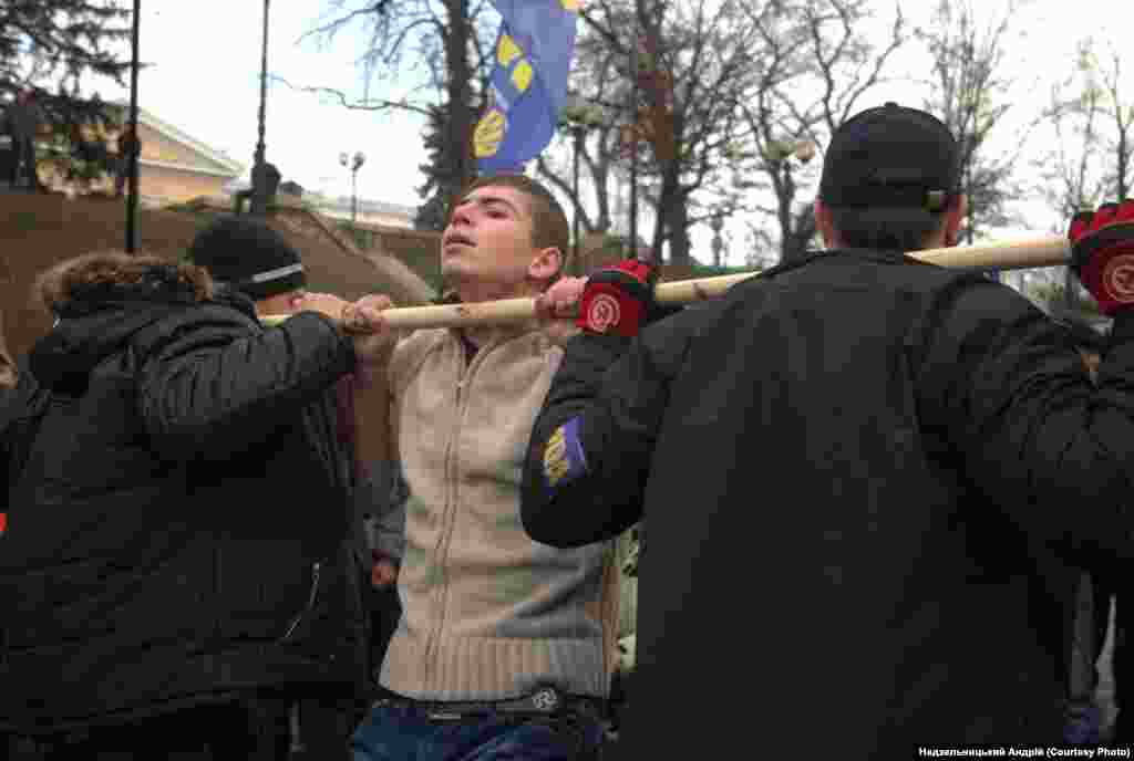 Турнір &quot;Звитяга революціонера&quot; &quot;Переможці (перші, другі, треті місця) отримали &quot;бандерівський&quot; календар з особистим автографом Олега Тягнибока&quot;, - розповідає Андрій Недзельницький.