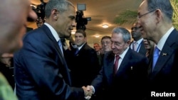 Le président Barack Obama (à g.) et son homologue cubain, Raul Castro, au sommet des Amériques (Reuters)