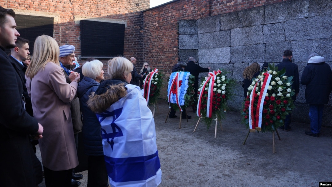 Nazi Almanyası'ndaki Auschwitz toplama kampının kurtarılışının 80. yıldönümünde, kamptaki ölüm duvarının önünde tören düzenleniyor- 27 Ocak 2025.