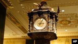 Jam legendaris hadiah ratu Victoria di lobi hotel Waldorf Astoria, NY (AP Photo/Kathy Willens)