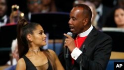 Mgr Charles H. Ellis, III, à droite, avec Ariana Grande lors d’une cérémonie religieuse d’hommage à Aretha Franklin, la "Reine de la Soul", décédée à 76 ans le 16 août, Greater Grace Temple, Detroit, 31 août 2018. 