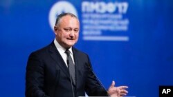 Presiden Moldovan Igor Dodon menyampaikan pidato di Forum Ekonomi Internasional di St. Petersburg, Russia, 2 Juni 2017. (Foto: dok).