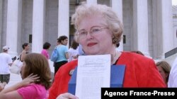 Sarah Weddington avec une copie signée de la décision qu'elle a obtenue devant la Cour suprême des États-Unis, le 27 juin 2005.