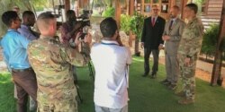 资料照片：美国非洲司令部公布的推特照片显示汤森上将(右)与其他官员在索马里摩加迪沙参加一次联合媒体活动。(2019年11月5日)