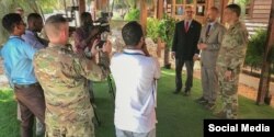 资料照片：美国非洲司令部公布的推特照片显示汤森上将(右)与其他官员在索马里摩加迪沙参加一次联合媒体活动。(2019年11月5日)