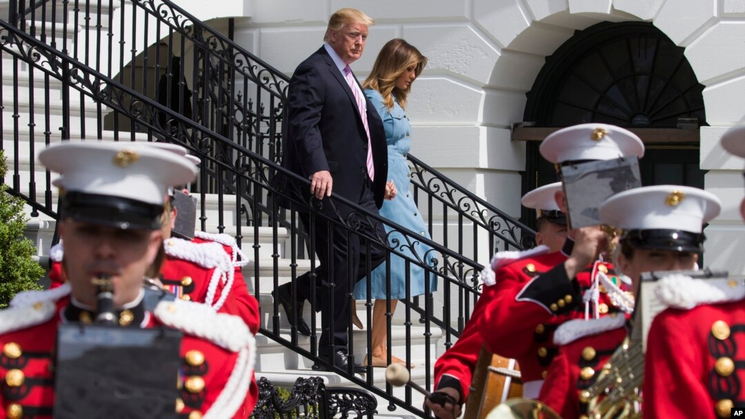 El presidente de EE.UU., Donald Trump, y la primera dama Melania Trump bajan del balcón Truman en Washington, el lunes 22 de abril de 2019, durante la Carrera Anual de Huevos de Pascua de la Casa Blanca.