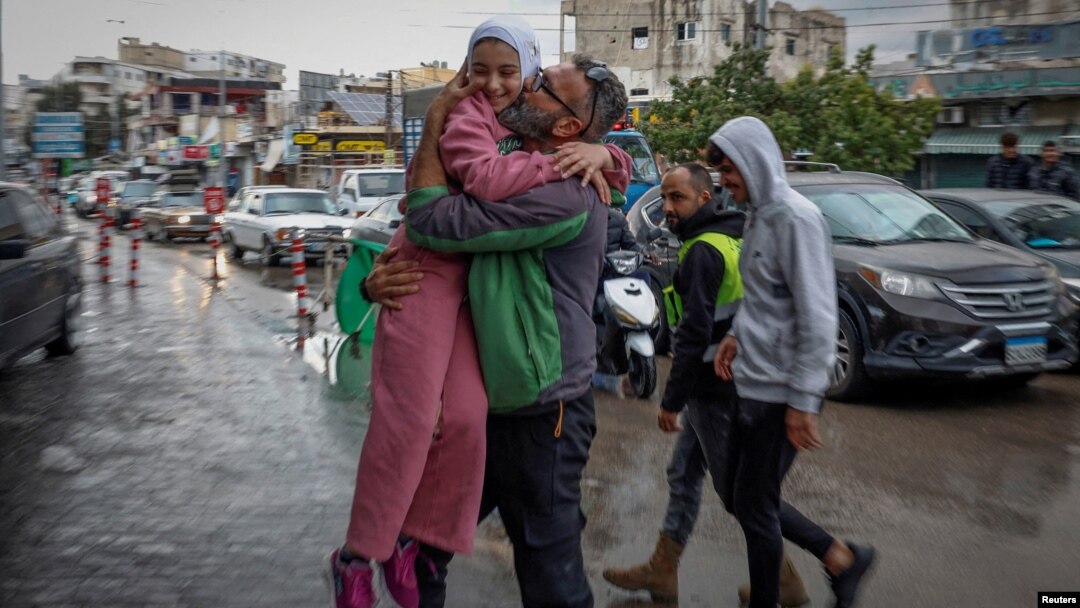 Mohamed Slem grli svoju ćerku Menisu koju nije video dva meseca, a ponovo su se sastali u Libanu posle primirja Izraela i Hezbolaha, 27. novembar 2024. (REUTERS/Adnan Abidi)