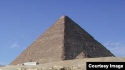 Tourists visiting one of the three main pyramids at the Giza necropolis outside Cairo, Egypt. (photo: Diaa Bekheet)