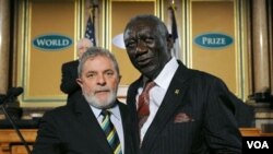 Mantan Presiden Brazil, Luiz Inacio Lula Da Silva (kiri) dan mantan Presiden Ghana, John Agyekum Kufuor menerima penghargaan hadiah pangan di Des Moines, Iowa (14/10).