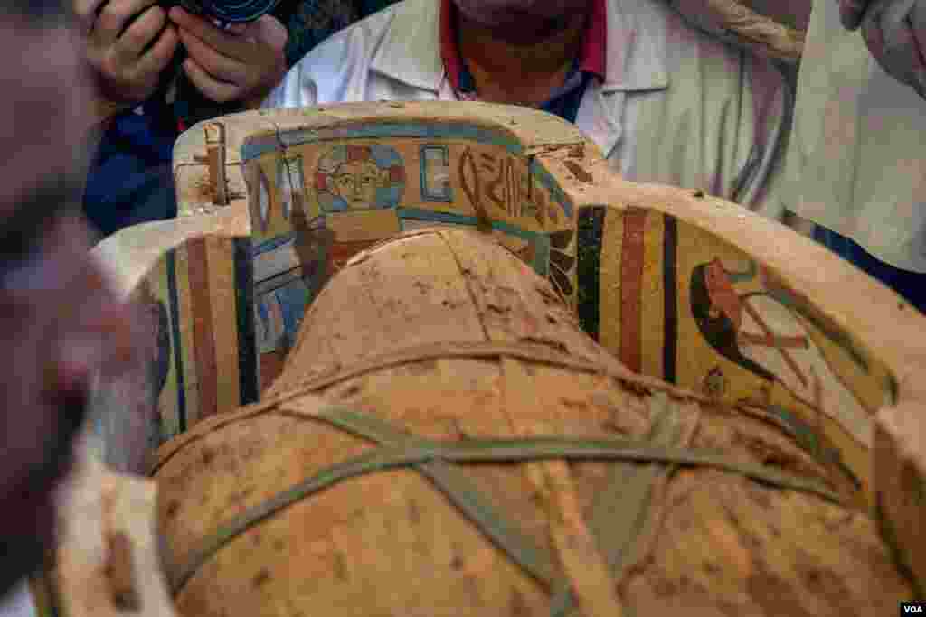 Some of the coffins are fully painted with scenes from the book of the dead and the titles of the deceased, exactly as the scriptures painted on the tomb&#39;s murals. (H. Elrasam/VOA)