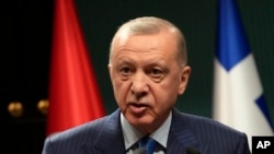 Turski predsednik Rečep Tajip Erdogan govori tokom zajedničke konferencije za štampu sa grčkim premijerom Kirijakosom Micotakisom, u Ankari, Turska, 13. maja 2024.