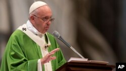 El papa Francisco oficia la misa con la que cerró el sínodo de obispos en la Basílica de San Pedro en el Vaticano.