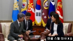 미셸 스틸 주한미국대사가 강신철 국방부 장관과 23일 만나 안보 정세와 동맹 현안에 대해 논의하고 있다.