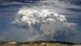 Хмари диму закривають небосхил.