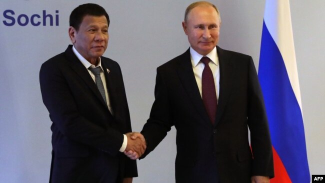 俄罗斯总统普京(右)与菲律宾总统杜特尔特在俄罗斯索契瓦尔代的俱乐部举行会谈前握手（2019年10月3日）。
