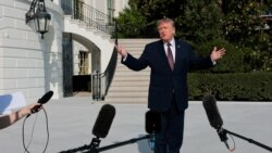 2026년 10월 2일 미국 워싱턴 D.C. 백악관 사우스론에서 도널드 트럼프 미국 대통령이 앨라배마주 모빌로 향하기 위해 전용 헬기 마린 원에 탑승하기 전 취재진과 이야기를 나누고 있다.