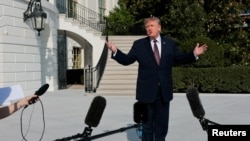 2026년 10월 2일 미국 워싱턴 D.C. 백악관 사우스론에서 도널드 트럼프 미국 대통령이 앨라배마주 모빌로 향하기 위해 전용 헬기 마린 원에 탑승하기 전 취재진과 이야기를 나누고 있다.