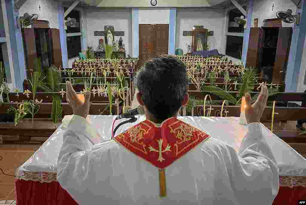 Las autoridades eclesiásticas en&nbsp;Borongan, provincia de Eastern Samar, en el centro de las Filipinas, han pedido a los fieles católicos que no vayan a las iglesias para recibir la bendición de las palmas el Domingo de Ramos, sino que permanezcan frente a sus casas mientras los sacerdotes van a sus comunidades para bendecirlos, observando el distanciamiento social como parte del esfuerzo del gobierno para combatir la pandemia de COVID 19.&nbsp;