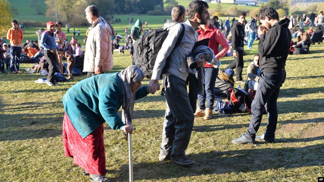 Migrants arrive at the border between Austria and Germany near Kollerschlag, Austria, Oct. 28, 2015. Germany has implemented a plan to streamline the asylum process for those fleeing civil war, such as Syrians, to settle them more quickly.