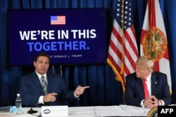 Presiden AS Donald Trump (kanan) dan Gubernur Florida Ron DeSantis mengadakan pertemuan meja bundar kesiapsiagaan menghadapi COVID-19 dan badai di Belleair, Florida, 31 Juli 2020. (Foto: AFP)