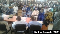 Dialogue entre Dogons et Peuls, Koro, région de Mopti, Mali. 