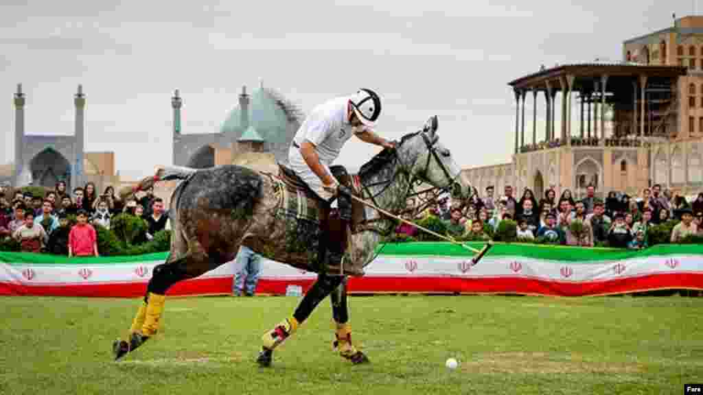 در نوروز امسال، بازی چوگان با اسب در میدان نقش جهان اصفهان برگزار شد. چوگان ورزش ملی ایرانیان از هزاران سال قبل است. عکس: امیر حسینی، فارس