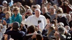 El papa Francisco llega a su audiencia general en el Vaticano, el miércoles, 29 de marzo de 2017.