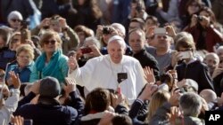 Le pape François à son arrivée à place Saint-Pierre pour son audience générale hebdomadaire, à Rome, le mercredi 29 mars 2017