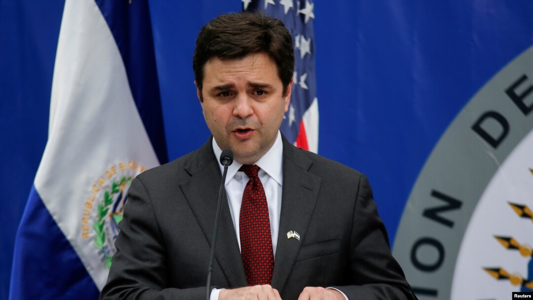 Ricardo Zúñiga, Enviado especial del presidente Biden al Triángulo Norte, ofrece una conferencia en El Salvador el 7 de abril de 2021.