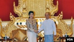 Presiden Birma Thein Sein (kanan) menyambut PM Thailand Yingluck Shinawatra di istana Presiden Birma di Naypyidaw (6/10).