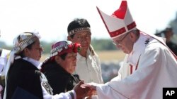 Le pape François accueillant des Mapuche, Temuco, Chili, le 17 janvier 2018. 