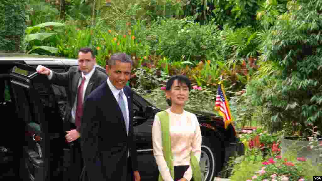 ປະທານາທິບໍດີ ສະຫະລັດ ທ່ານໂອບາມາ ແລະ ຜູ້​ນໍາ​ຝ່າຍ​ຄ້ານ ທ່ານ​ນາງ Aung Saan Suu kyi ​ທີ່ບ້ານ​ພັກ​ຂອງ​ທ່ານນາງ ​ໃນ​ນະຄອນ​ຢ່າງ​ກຸ້ງ ໃນວັນທີ 19 ພະຈິກ 2012.