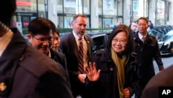 La presidenta taiwanesa Tsai Ing-wen saluda a su llegada a Nueva York, el 30 de marzo de 2023, un día antes de su viaje a América Central, donde visitará Guatemala y Belice. 