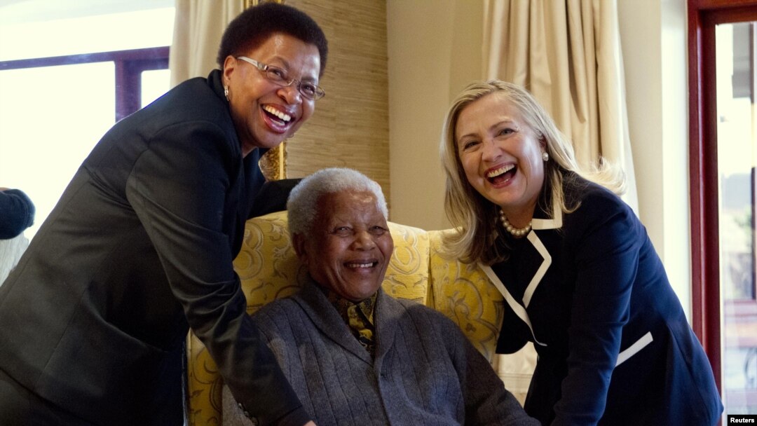Menlu AS Hillary Clinton (kanan) berpose bersama mantan presiden Afsel, Nelson Mandela yang kini berusia 94 tahun dan istrinya Graca Machel (kiri) di rumah kediamannya di Qunu, Africa Selatan (6/8). 