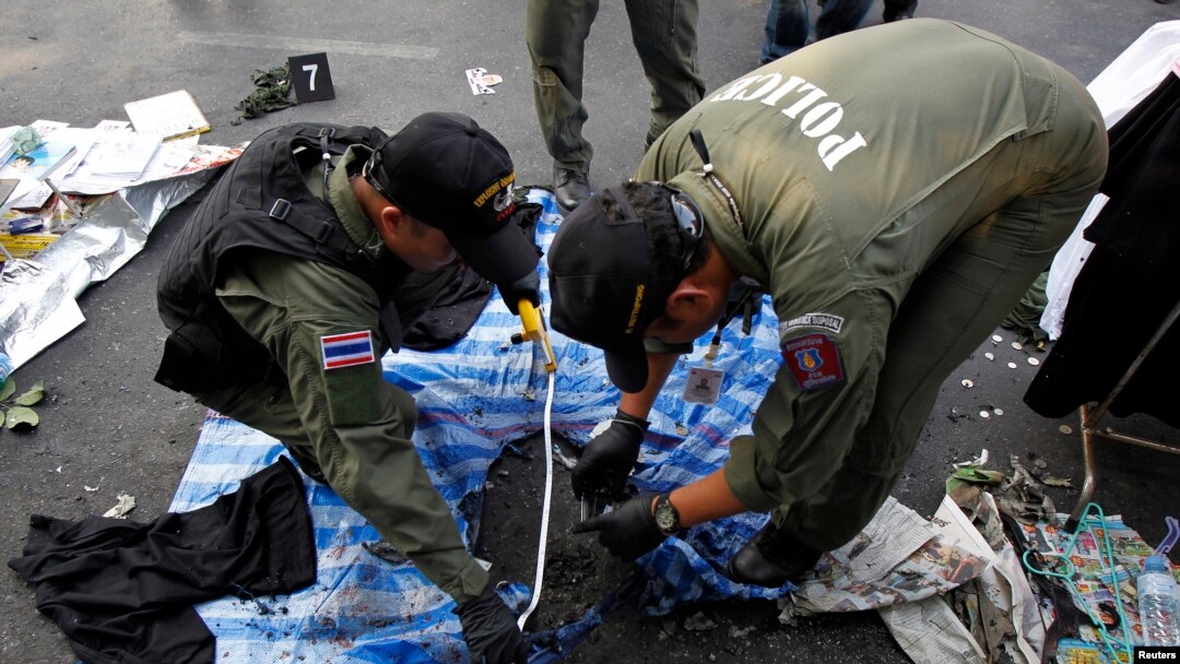 Polisi Thailand memeriksa lokasi kejadian ledakan yang terjadi dekat kamp demonstran anti pemerintah di Victory monument, Bangkok, 19 Januari 2014. 