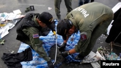 Polisi Thailand memeriksa lokasi kejadian ledakan yang terjadi dekat kamp demonstran anti pemerintah di Victory monument, Bangkok, 19 Januari 2014. 