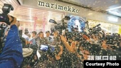 港警与沙田反水货客市民冲突施放胡椒喷雾（苹果日报图片）