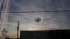 Lobang bekas tembakan peluru terlihat di kaca dari pintu masuk studio tari Mahogany Masterpiece di Dadeville, Alabama, pada 16 April 2023, menyusul insiden penembakan di tempat tersebut sehari sebelumnya. (Foto: Reuters/Cheney Orr)