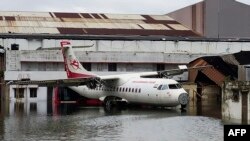 Sebuah pesawat di Bandara Internasional Netaji Subhas Chandra Bose terendam banjir pasca topan Amphan menghantam Kalkuta, India, 21 Mei 2020.