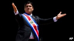 Carlos Alvarado menyapa publik menjelang pelantikannya sebagai Presiden Kosta Rika
di San Jose, Selasa (8/5). 
