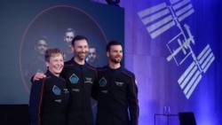 Astronot Amerika Serikat Peggy Whitson, komandan misi luar angkasa Axiom Mission Ax-4, astronot Hungaria Tibor Kapu dan astronot Polandia Slawosz Uznanski-Wisniewski di Copernicus Science Center di Warsawa, Polandia, 5 Februari 2025. (Kacper Pempel/REUTERS)