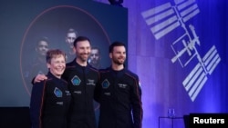 Astronot Amerika Serikat Peggy Whitson, komandan misi luar angkasa Axiom Mission Ax-4, astronot Hungaria Tibor Kapu dan astronot Polandia Slawosz Uznanski-Wisniewski di Copernicus Science Center di Warsawa, Polandia, 5 Februari 2025. (Kacper Pempel/REUTERS)