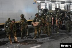 Borci privatne plaćeničke grupe Wagner povlače se iz štaba Južnog vojnog okruga kako bi se vratili u bazu, u gradu Rostov na Donu, 24. juni 2023.