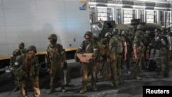 شبه‌نظامیان گروه واگنر در حال خروج از پایگاه نظامی در شهر روستوف. ۲۴، ژوئن ۲۰۲۳.